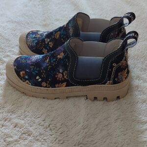 Vaddia ankle boots with floral design